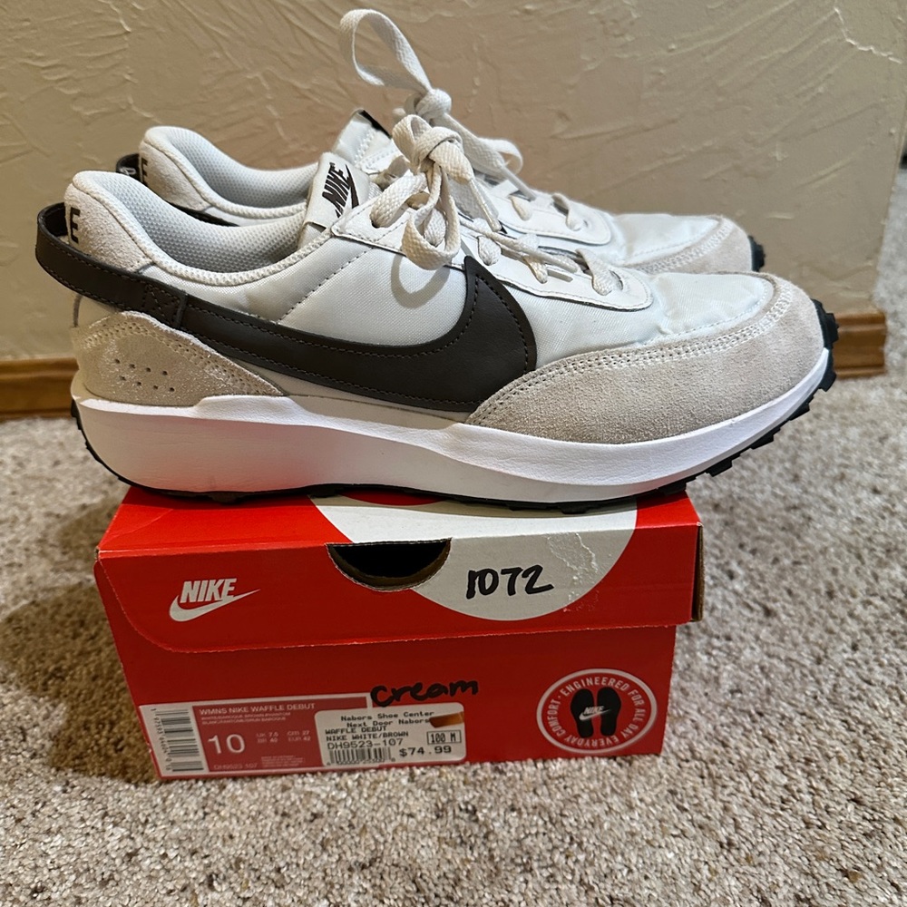 Women’s Nike Waffle debut size 10